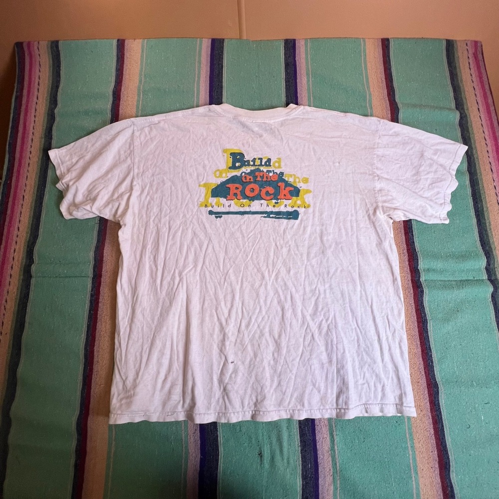 Gildan T-Shirt Mens XL White 1998 Build on the Rock Graphic Vintage 90s Tee